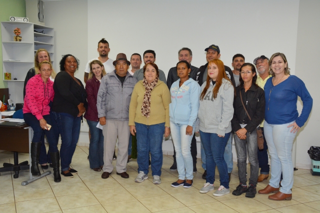 Alunos do curso de Marcenaria de Brinquedos Rústicos uma parceria do CMFP com a Assistência Social