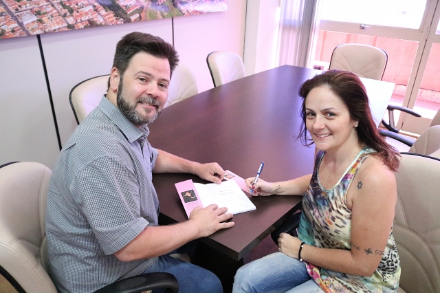 Prefeito Prado com a escritora Luciana Médola