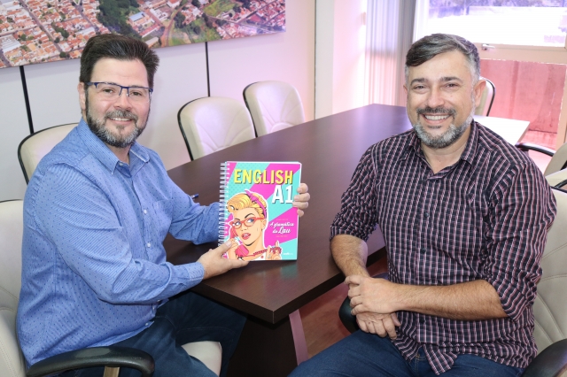 Prefeito Anderson Prado com escritor Laureano