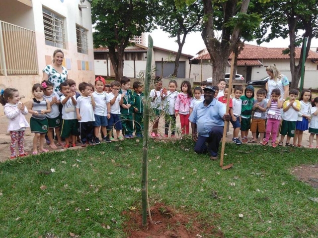 A EMEI "Monteiro Lobato" ganhou novas espécies em seu jardim