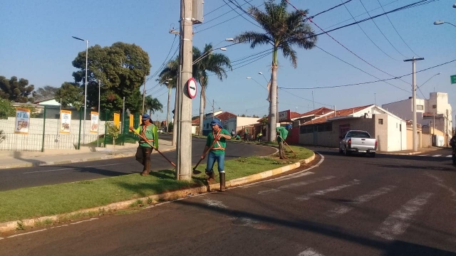 Avenida Padre Salústio Rodrigues Machado foi um dos locais de receberam atenção na limpeza pública