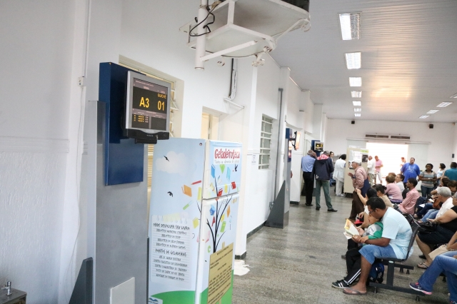 Os três painéis instalados facilitam a chamada dos pacientes para pré-consultas e consultas