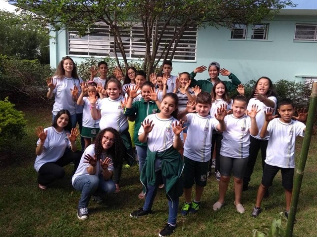 Ninguém ficou de fora. Alunos colocaram a mão na terra para o plantio na escola