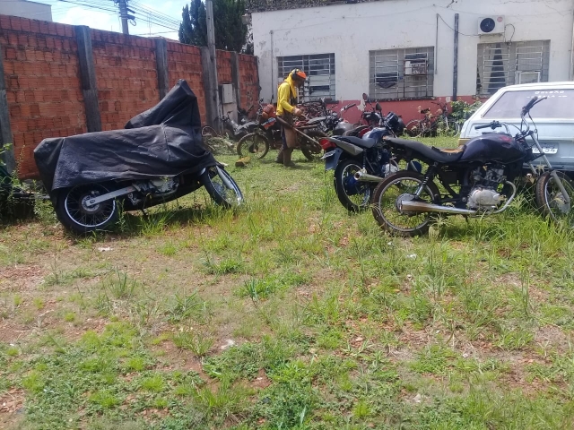 O pátio da Delegacia de Polícia foi um dos locais onde a equipe da limpeza trabalhou