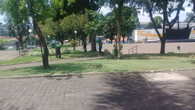 A Praça Comendador José Zillo, Concha Acústica, recebeu as equipes da limpeza pública