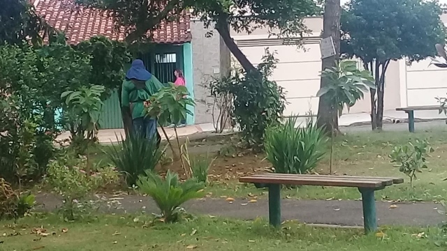 Praças da cidade recebem atenção da equipe de manutenção do Meio Ambiente