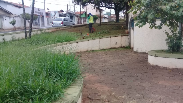 Gramado da Praça Marco Moretto recebeu a atenção da equipe da Secretaria do Meio Ambiente