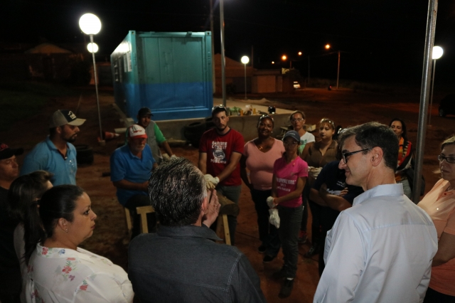 Vice-prefeita, Cíntia, Ney Góes, Edvaldo e Priscila Boarato falam com moradores do Jardim Carolina