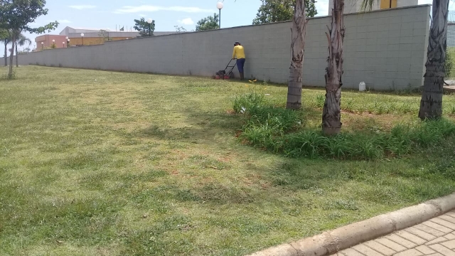 Jardim no entorno da Escola do SESI recebeu atenção da equipe de manutenção