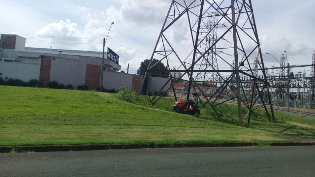Grama e mato foram cortados pela equipe de limpeza do Meio Ambiente no Jardim Village