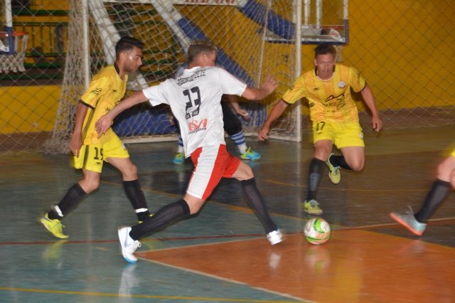 Com a vitória o Santa Luzia (amarelo) chegou aos seis pontos e busca classificação na segunda fase