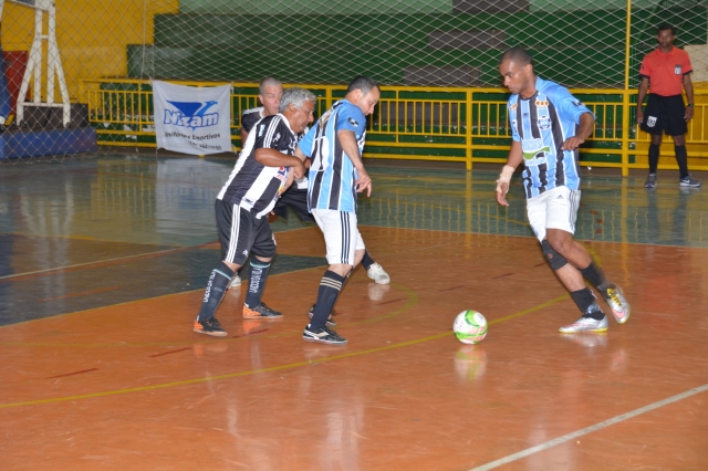 Lance do jogo entre Meio Ambiente (azul e branco) e Motomecanização