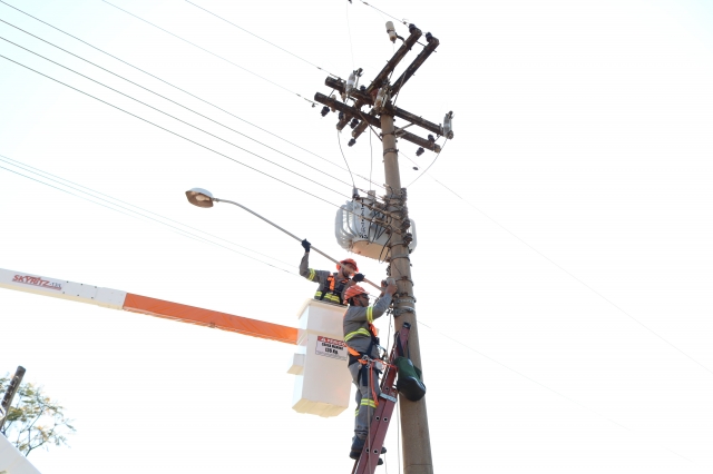 O parque de iluminação pública está sob responsabilidade da Concessionária de Energia Elétrica CPFL Paulista