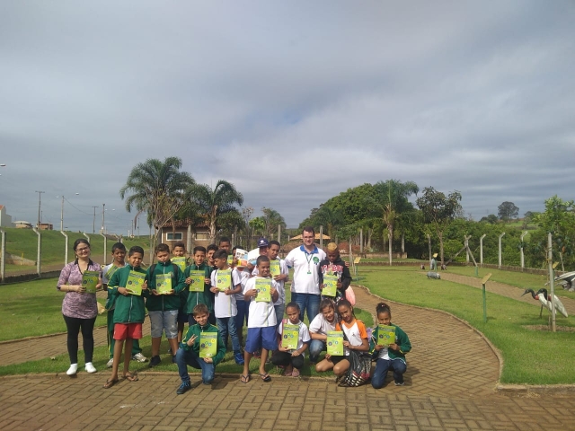Os alunos da EMEF Ézio Paccola em visita ao Jardim Sensorial
