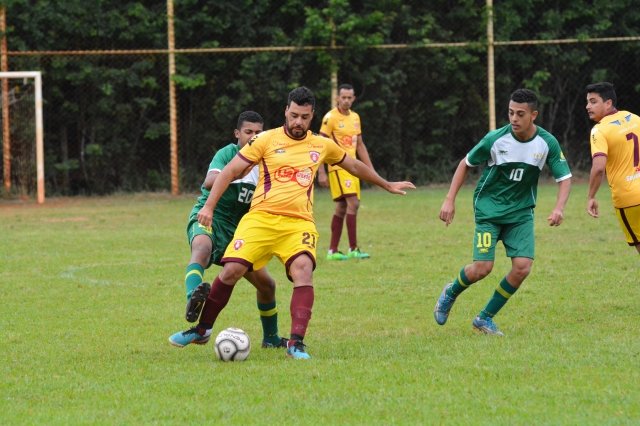 CUP (uniforme amarelo) é uma das equipe classificadas para as quartas de final da Copa Cidade do Livro