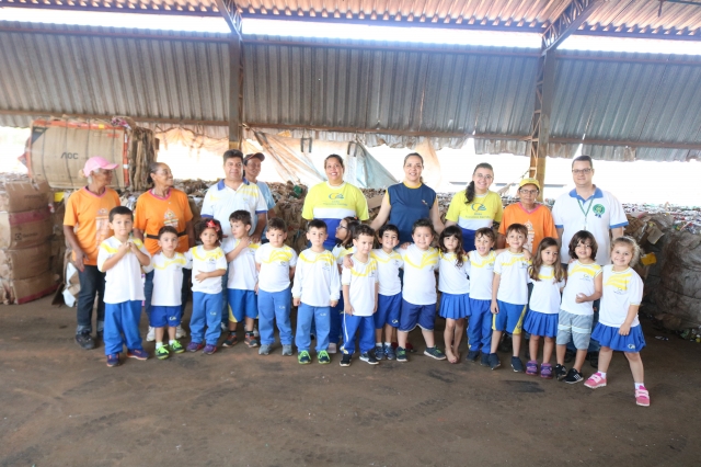 As crianças visitaram o barracão onde funciona a coleta seletiva