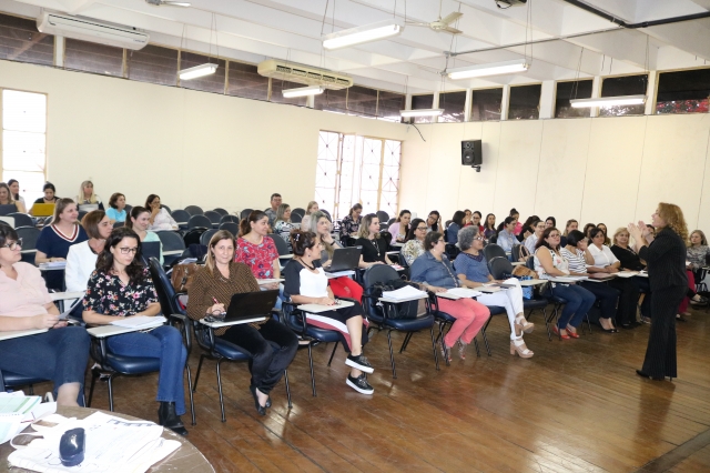 O encontro reuniu a equipe pedagógica municipal e gestoras escolares