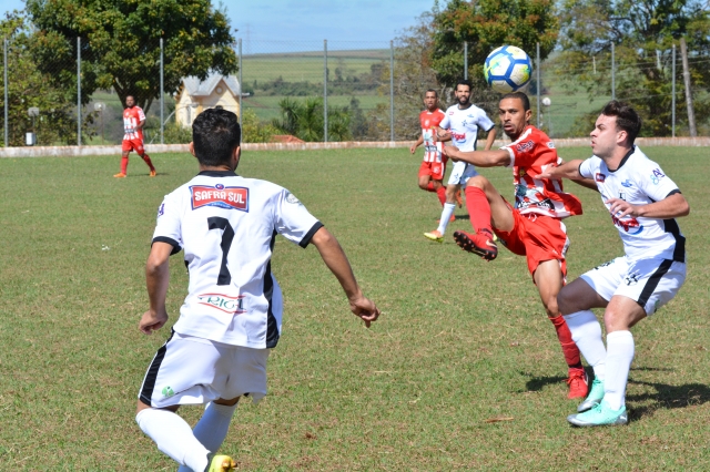 CAL e Expressinho em lance de jogo pela Série A neste ano, voltam a se enfrentar em semifinal da Copa Imprensa