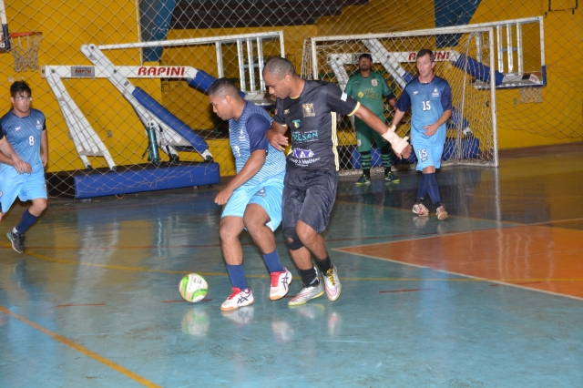 SAAE (uniforme azul) se reabilitou vencendo Meio Ambiente na rodada dessa quarta-feira