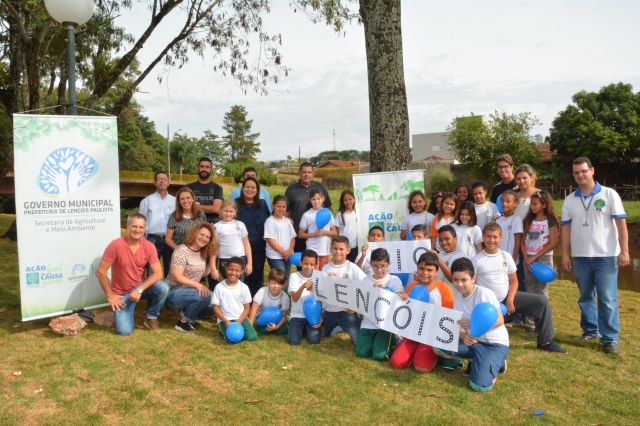 Depois do plantio das mudas os presentes posaram para o registro do encontro