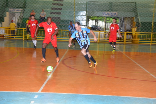 Lance da vitória do Meio Ambiente (uniforme azul) sobre a Educação na abertura da rodada desse sábado, 24