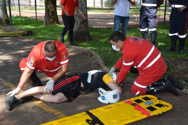 Simulação realizada pelas equipes busca aprimoramento das etapas de um atendimento de emergência