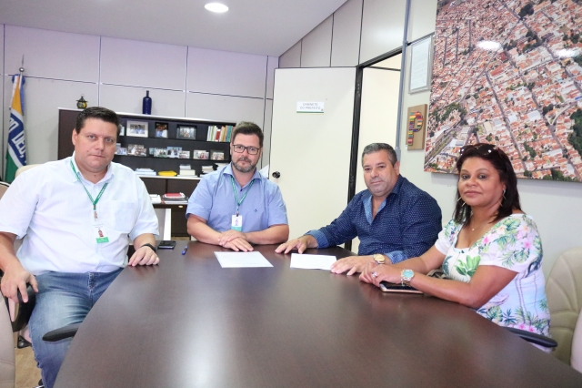 O secretário de Desenvolvimento Econômico, André Sasso, acompanhou o casal durante a visita