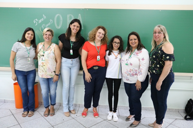 Vice-prefeita Cintia Duarte e secretária de Educação, Meiri Montanhero, realizaram a entrega das medalhas pessoalmente