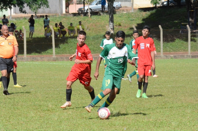 Lençoenses (uniforme verde) conquistaram mais uma vitória no Sub15