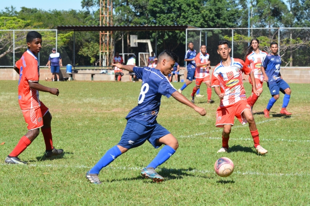Lance do empate entre Américo Brasiliense e São José dos Campos (uniforme azul)