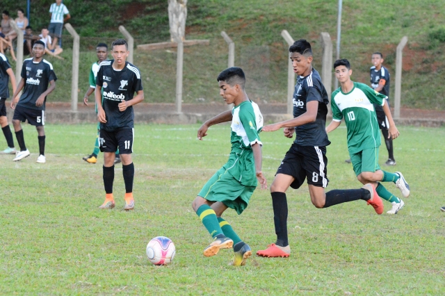 Lençoenses (uniforme verde) foram derrotados pela equipe de São João da Boa Vista no Sub15