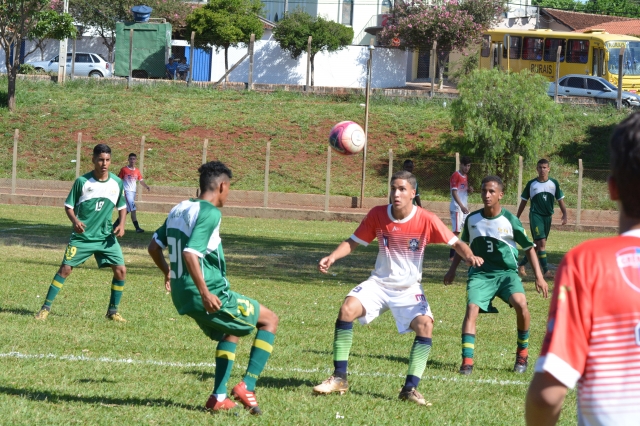 Na Cecap a equipe Sub15 (uniforme verde) derrotou Presidente Prudente e busca vaga na final nesta sexta-feira