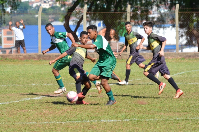 Lençoenses (uniforme verde) buscam título contra São Carlos neste sábado