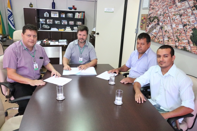 Prefeito Prado com o secretário André Sasso (Desenvolvimento) formalizaram a entrega ao empresário Ademilson e seu filho Willian