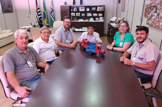 José Alceu fez carrinhos de madeira para doar para crianças carentes neste Natal