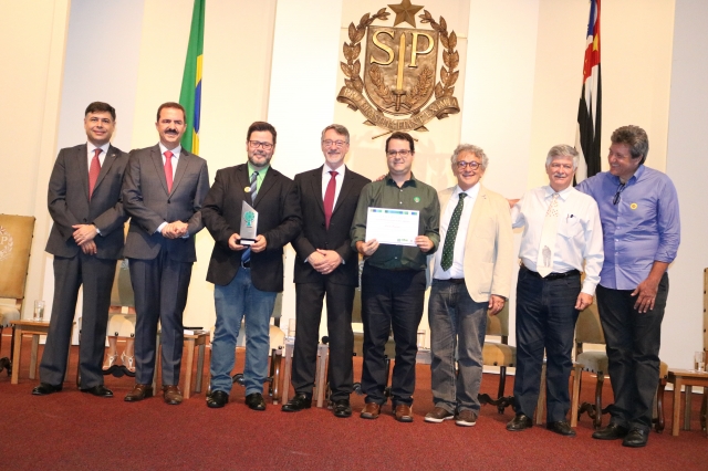 Troféu e certificado foram recebidos pelo prefeito Prado e interlocutor Helton Damacena