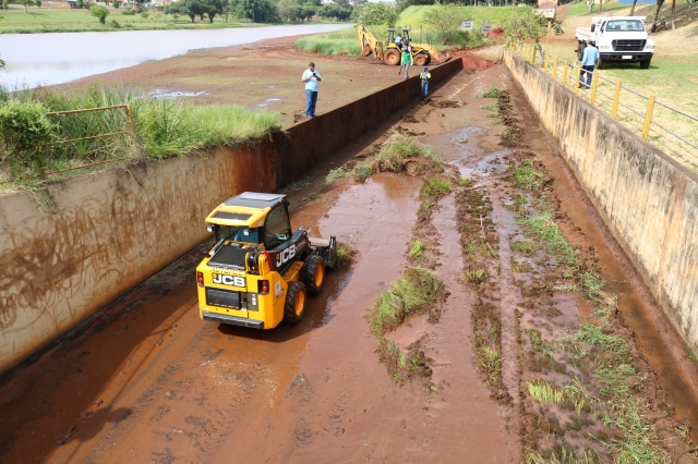 Máquina realiza a limpeza de canal do Lago da Prata