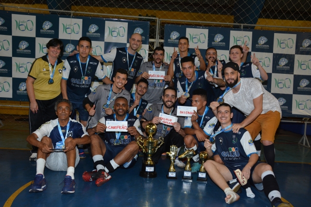 Jogadores de Botucatu comemoram o título após a conquista da Copa Cidade do Livro