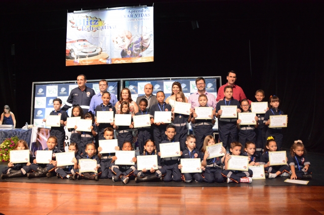 Cerimônia realizada no Teatro Municipal reuniu crianças, autoridades e convidados