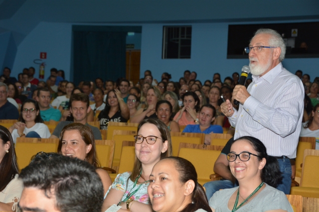 Professor Nino interage com servidores em um dos momentos da palestra