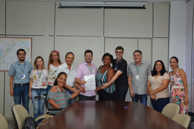 Assinatura do termo autoriza uso do equipamento social pela Associação de Moradores do Jardim Carolina