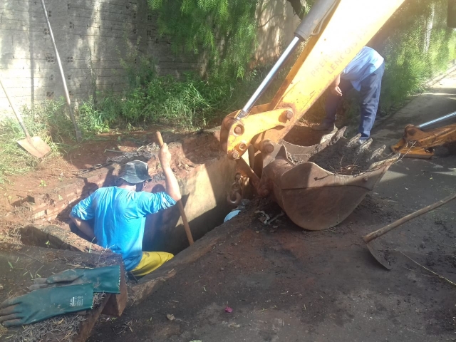 Com muito entulho obstruindo a passagem de água, limpeza precisa de ajuda da máquina retroescavadeira