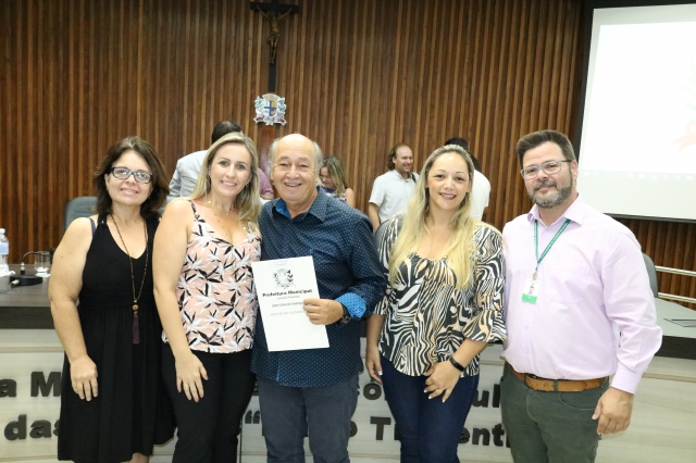 Prefeito Prado com representantes da Associação Amorada uma das entidades beneficiadas pelo repasse de recursos