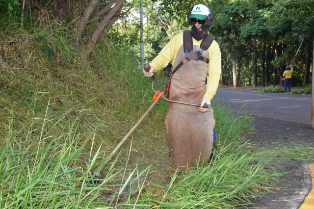 Equipes de manutenção e limpeza da Prefeitura atuam diariamente no controle do mato em áreas públicas