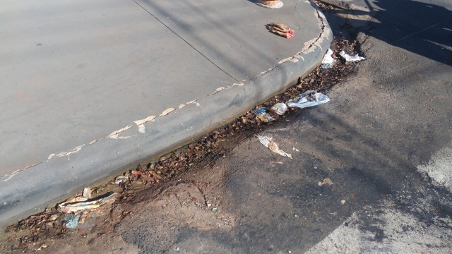 A implantação do sarjetão ajudará evitar acúmulo de água e lixo na esquina