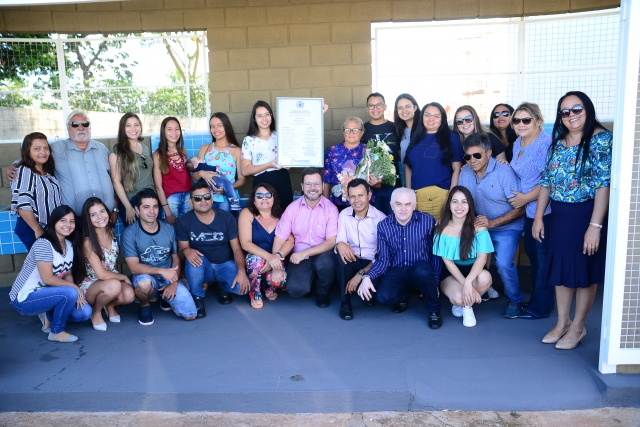 Prefeito Prado com familiares do homenageado após a cerimônia de inauguração