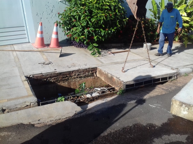 Nesta sexta-feira, 1º de fevereiro, a limpeza de boca de lobo foi feita no jardim João Paccola