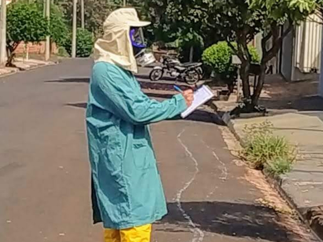 A nebulização é feita por servidores públicos, do Controle de Vetor, treinados para esta ação específica