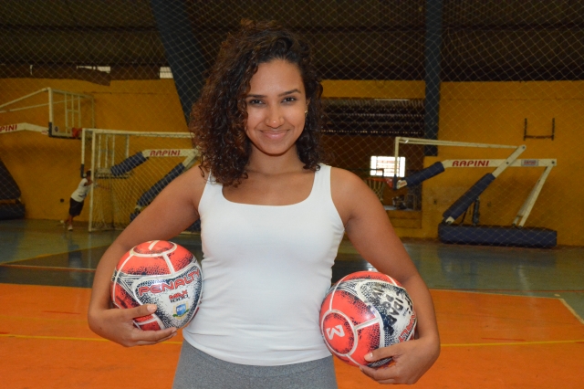 Na foto, a estagiária do 4º ano de licenciatura em Educação Física Yasmim Barreto Guilherme