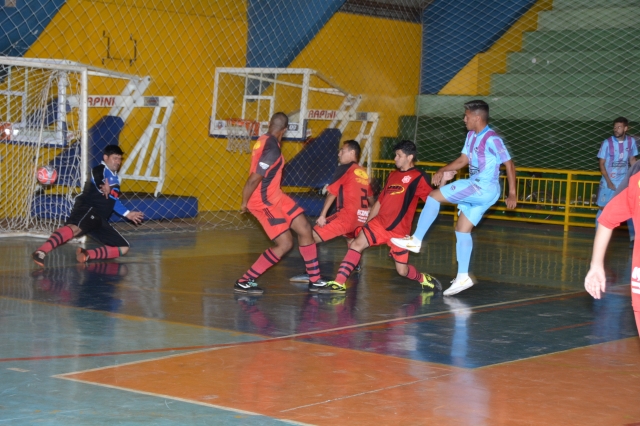 O Açai (uniforme azul) venceu o Carniça FC pela segunda rodada da Copa Lençóis Paulista